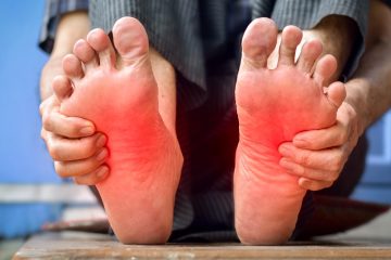 Gubitak osjeta u stopalima (neuropatija) - osoba provjerava stopala